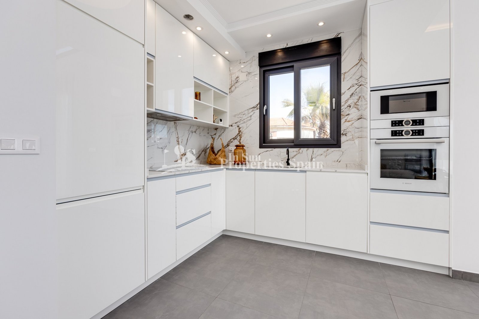 SCHÖNE MEDITERRANE VILLA, FREISTEHEND, IN TORREVIEJA nur 60m zum Strand mit Meerblick.
 
Diese 310m2 Villa ist auf einem Grundstück von 3