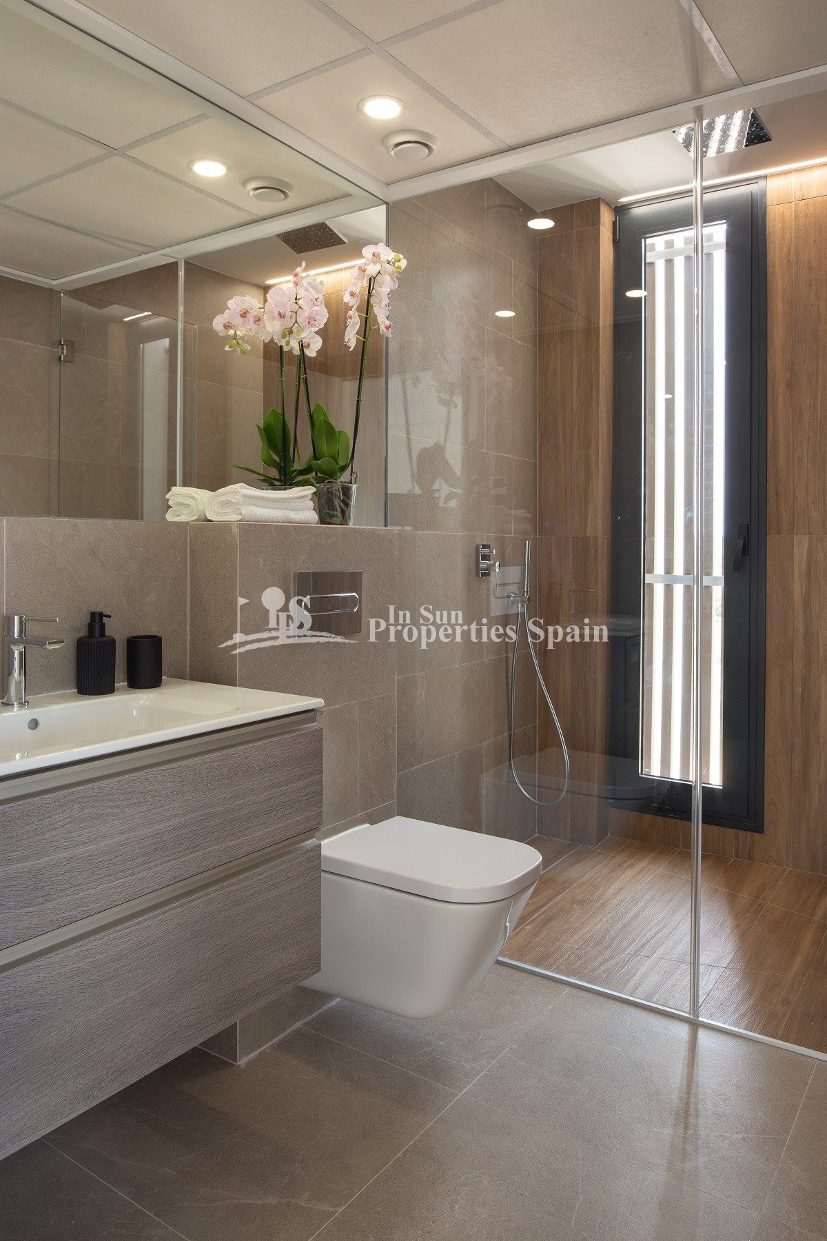 Diese außergewöhnliche, 195 m² große, freistehende Luxusvilla befindet sich auf einem 500 m² großen Grundstück in der prestigeträchtigen