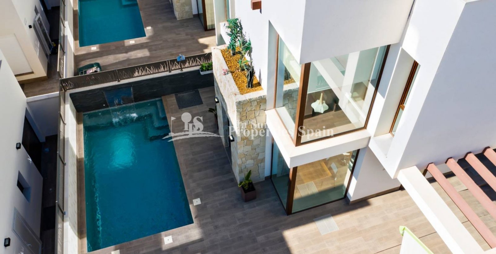 FANTASTISCHE FREISTEHENDE DESIGN-VILLA in ROJALES mit privatem Pool und Garten. 
 
Diese freistehende Villa von 109m2 mit Südausrichtung