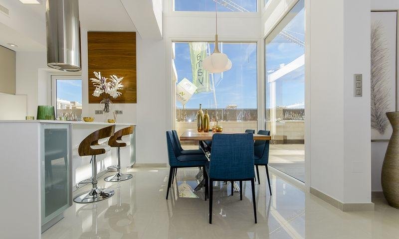 FANTASTISCHE FREISTEHENDE DESIGN-VILLA in ROJALES mit privatem Pool und Garten. 
 
Diese freistehende Villa von 109m2 mit Südausrichtung