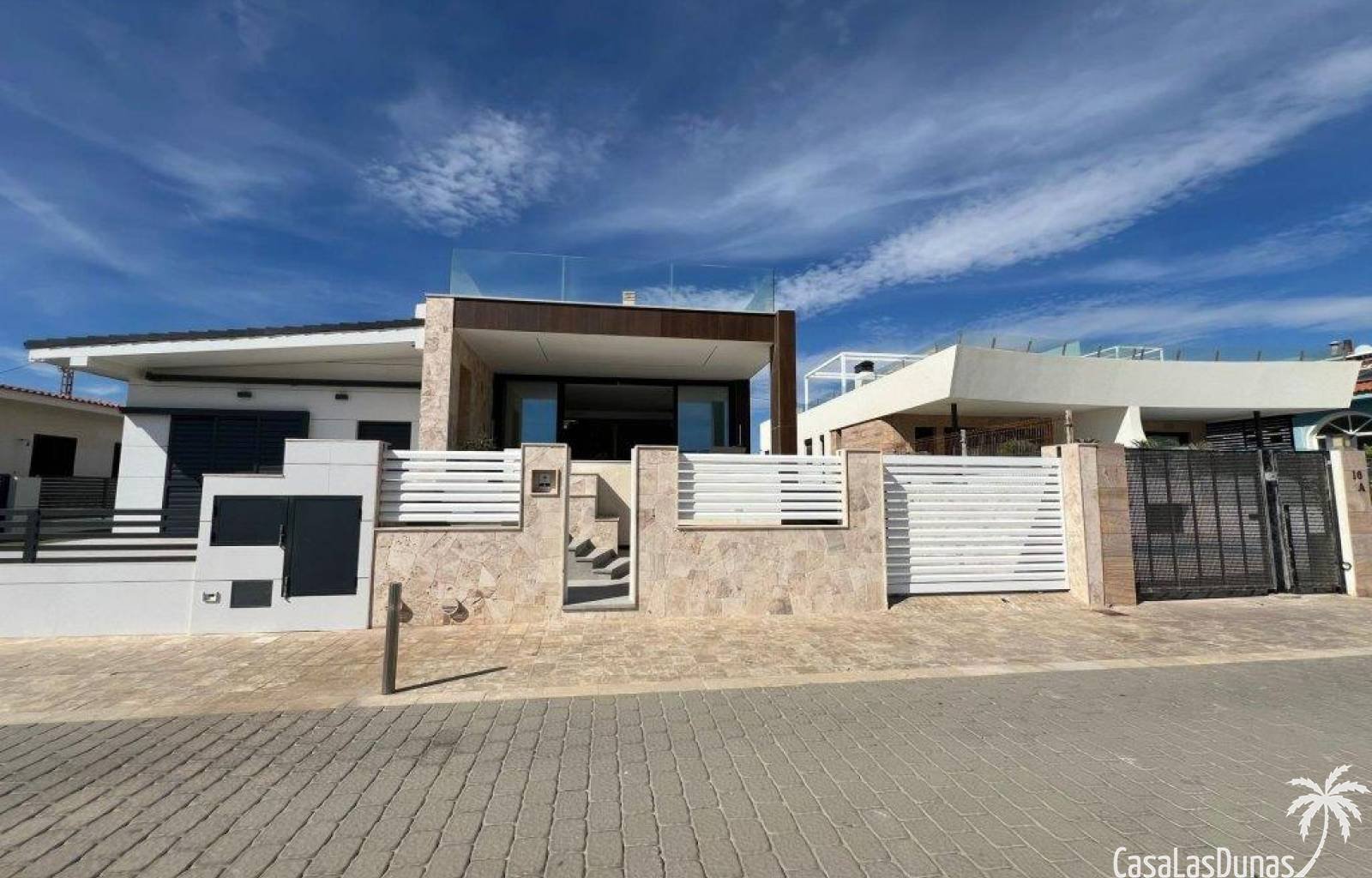 Diese einzigartige Villa liegt direkt am Strand von La Mata. Sie werden großzügige Räume, perfekte Oberflächen, natürliches Licht und einen herrliche
