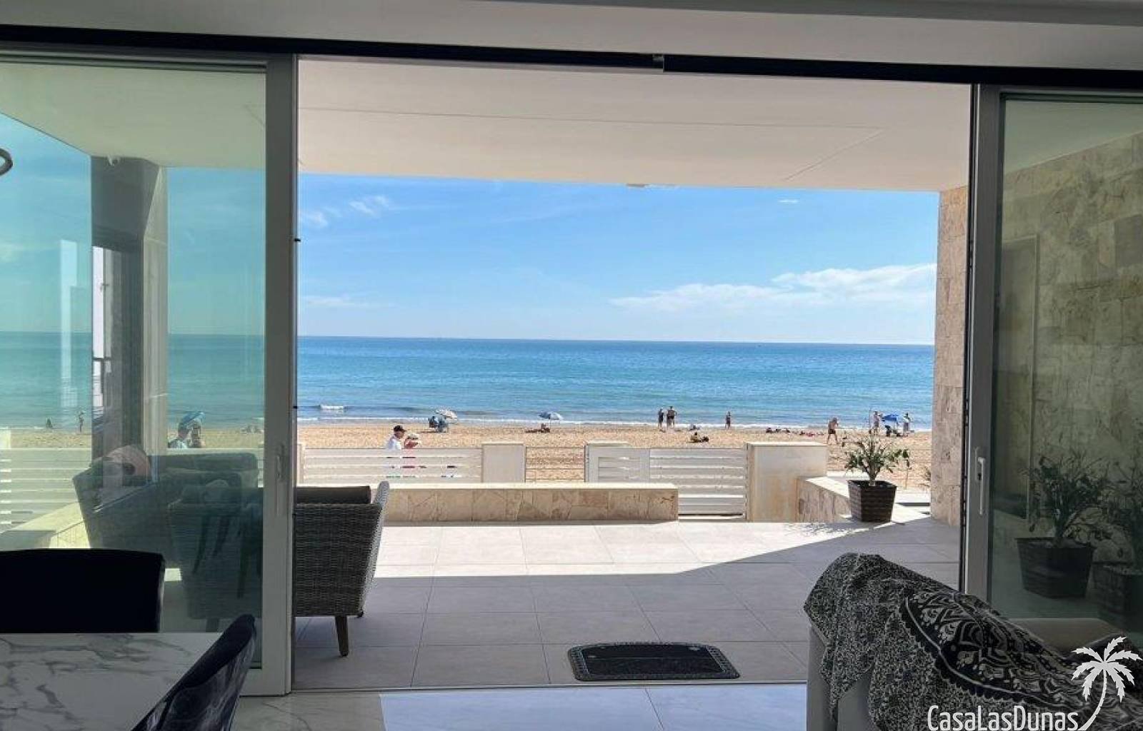 Diese einzigartige Villa liegt direkt am Strand von La Mata. Sie werden großzügige Räume, perfekte Oberflächen, natürliches Licht und einen herrliche