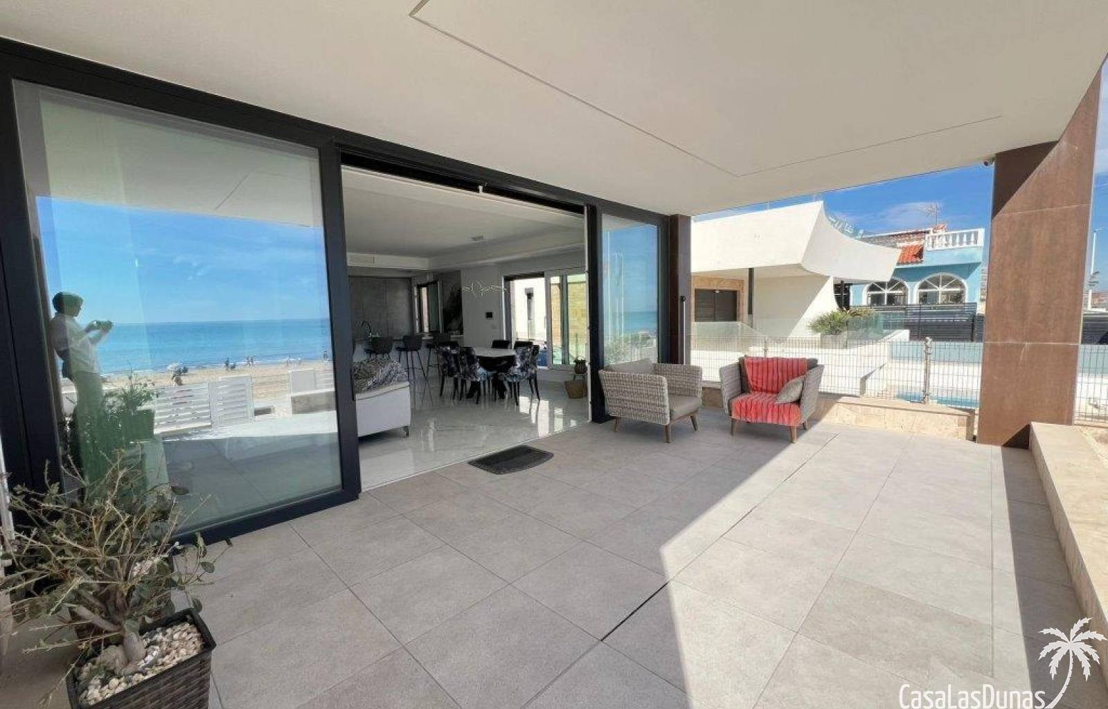 Diese einzigartige Villa liegt direkt am Strand von La Mata. Sie werden großzügige Räume, perfekte Oberflächen, natürliches Licht und einen herrliche