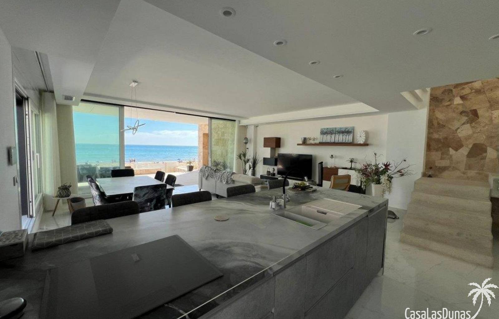 Diese einzigartige Villa liegt direkt am Strand von La Mata. Sie werden großzügige Räume, perfekte Oberflächen, natürliches Licht und einen herrliche