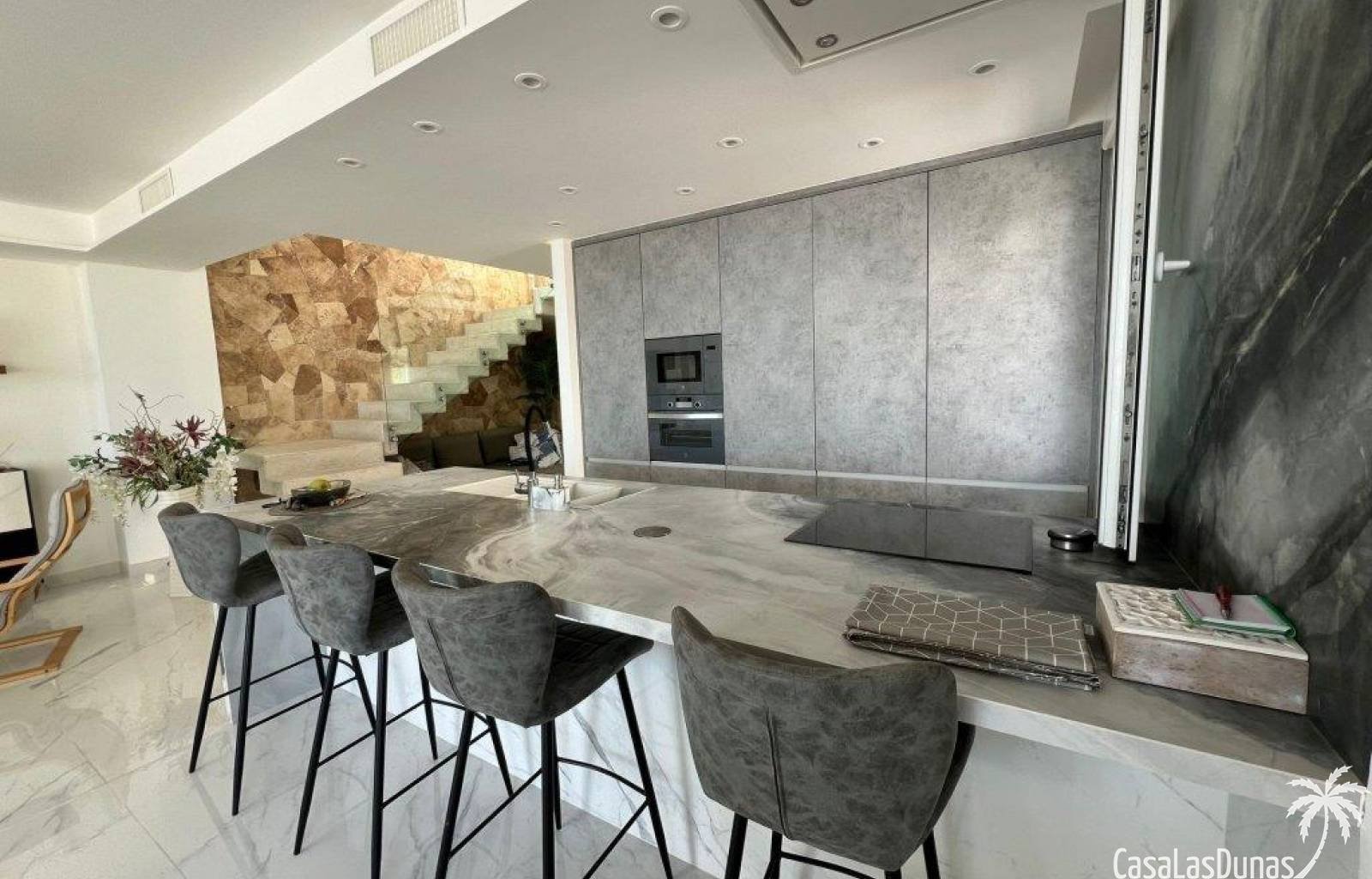 Diese einzigartige Villa liegt direkt am Strand von La Mata. Sie werden großzügige Räume, perfekte Oberflächen, natürliches Licht und einen herrliche