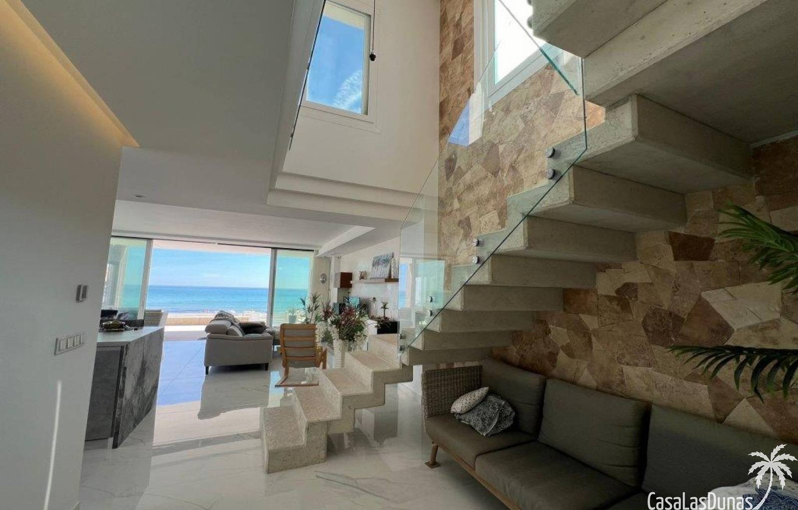 Diese einzigartige Villa liegt direkt am Strand von La Mata. Sie werden großzügige Räume, perfekte Oberflächen, natürliches Licht und einen herrliche