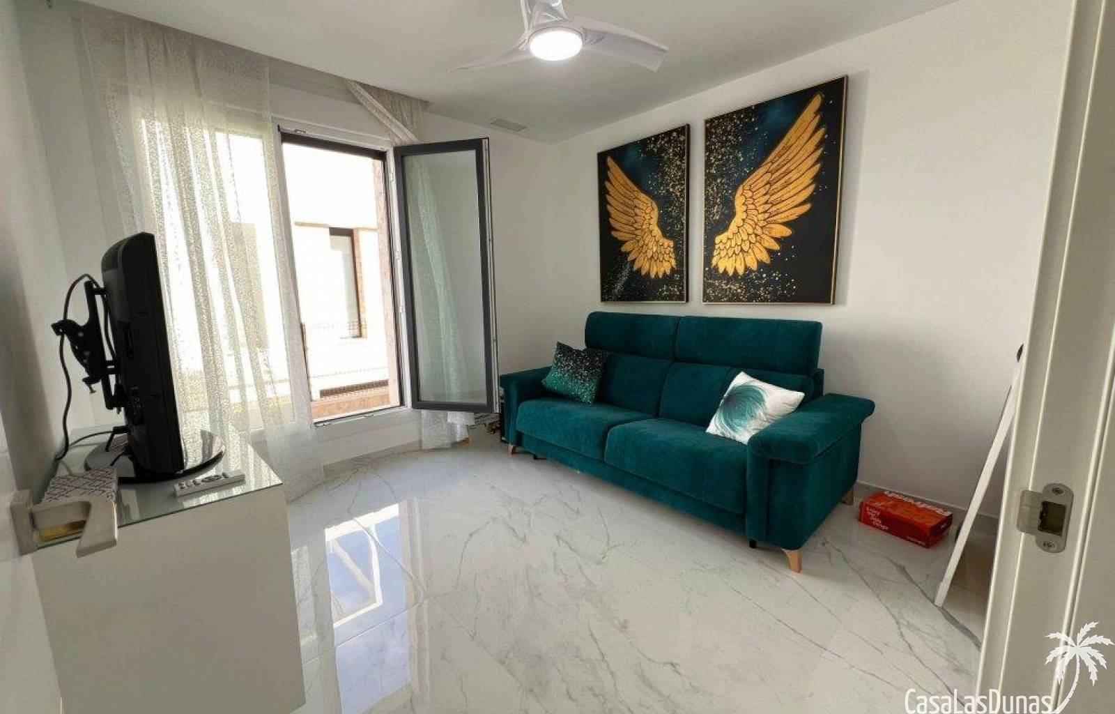 Diese einzigartige Villa liegt direkt am Strand von La Mata. Sie werden großzügige Räume, perfekte Oberflächen, natürliches Licht und einen herrliche