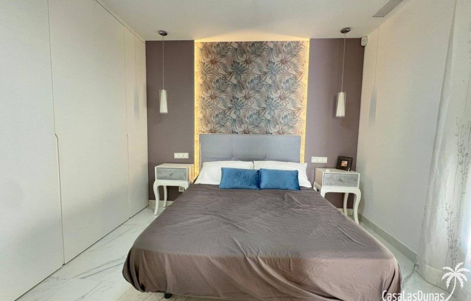 Diese einzigartige Villa liegt direkt am Strand von La Mata. Sie werden großzügige Räume, perfekte Oberflächen, natürliches Licht und einen herrliche