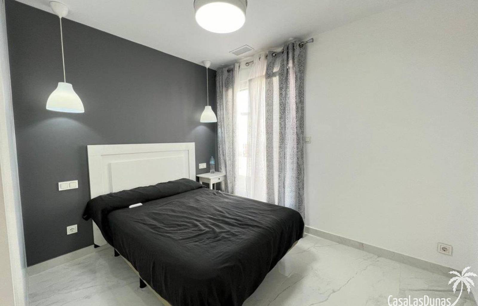 Diese einzigartige Villa liegt direkt am Strand von La Mata. Sie werden großzügige Räume, perfekte Oberflächen, natürliches Licht und einen herrliche