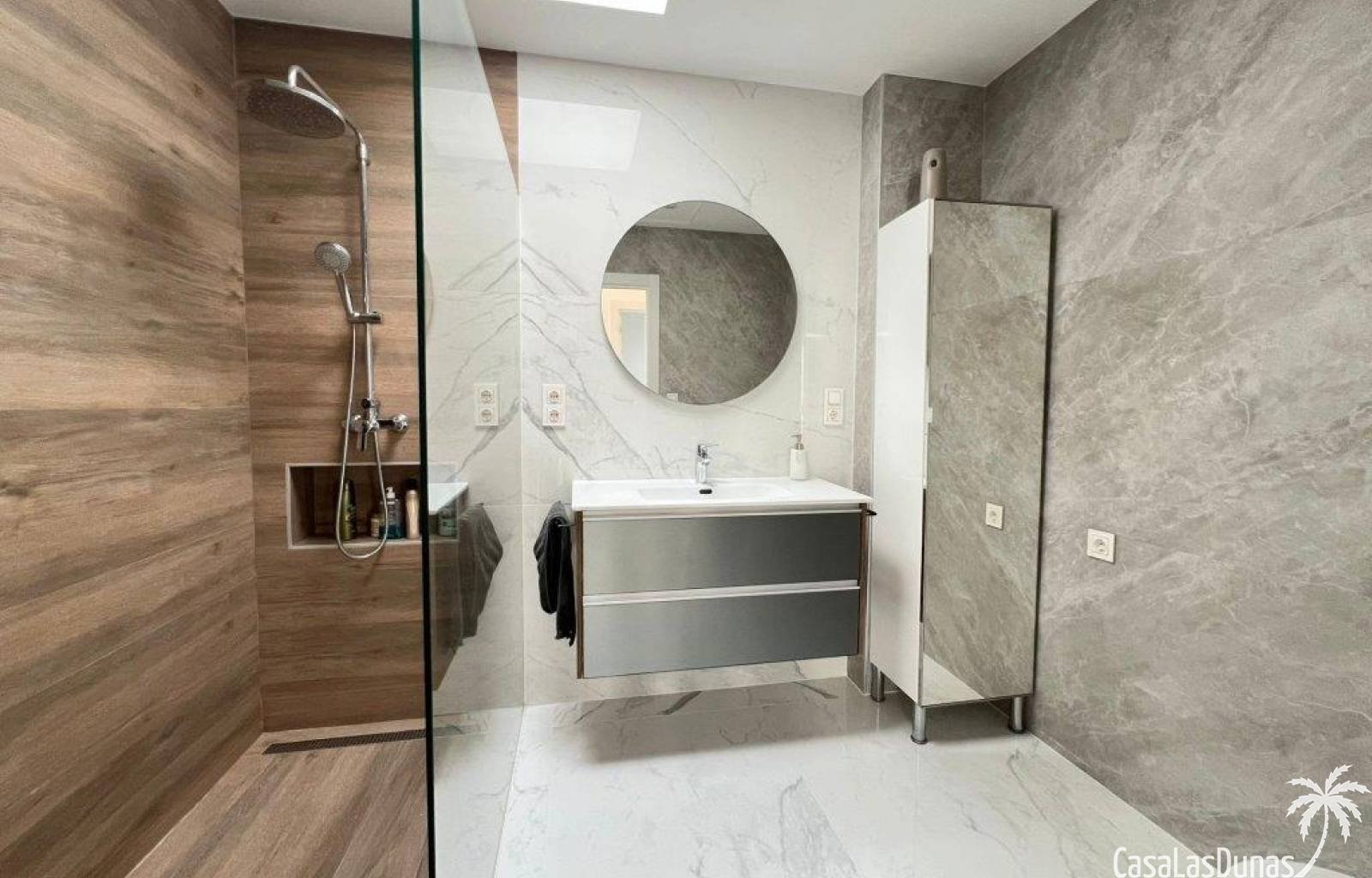 Diese einzigartige Villa liegt direkt am Strand von La Mata. Sie werden großzügige Räume, perfekte Oberflächen, natürliches Licht und einen herrliche