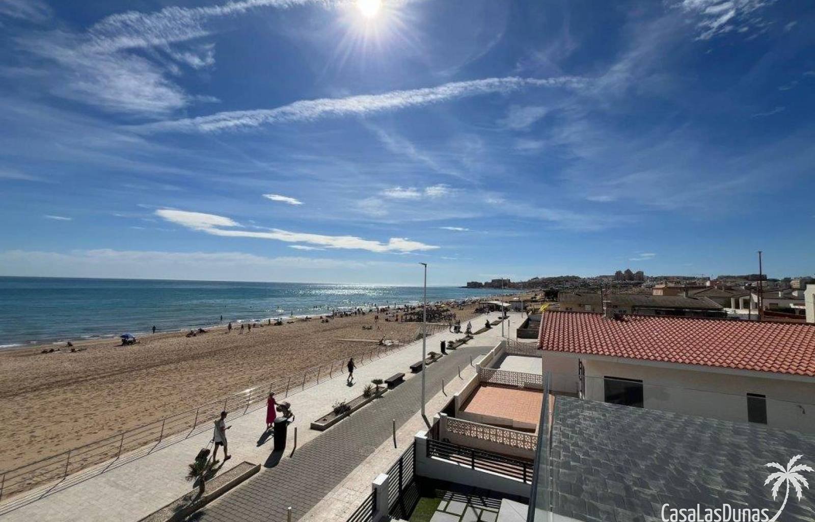 Diese einzigartige Villa liegt direkt am Strand von La Mata. Sie werden großzügige Räume, perfekte Oberflächen, natürliches Licht und einen herrliche