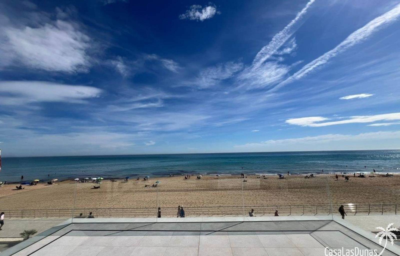 Diese einzigartige Villa liegt direkt am Strand von La Mata. Sie werden großzügige Räume, perfekte Oberflächen, natürliches Licht und einen herrliche