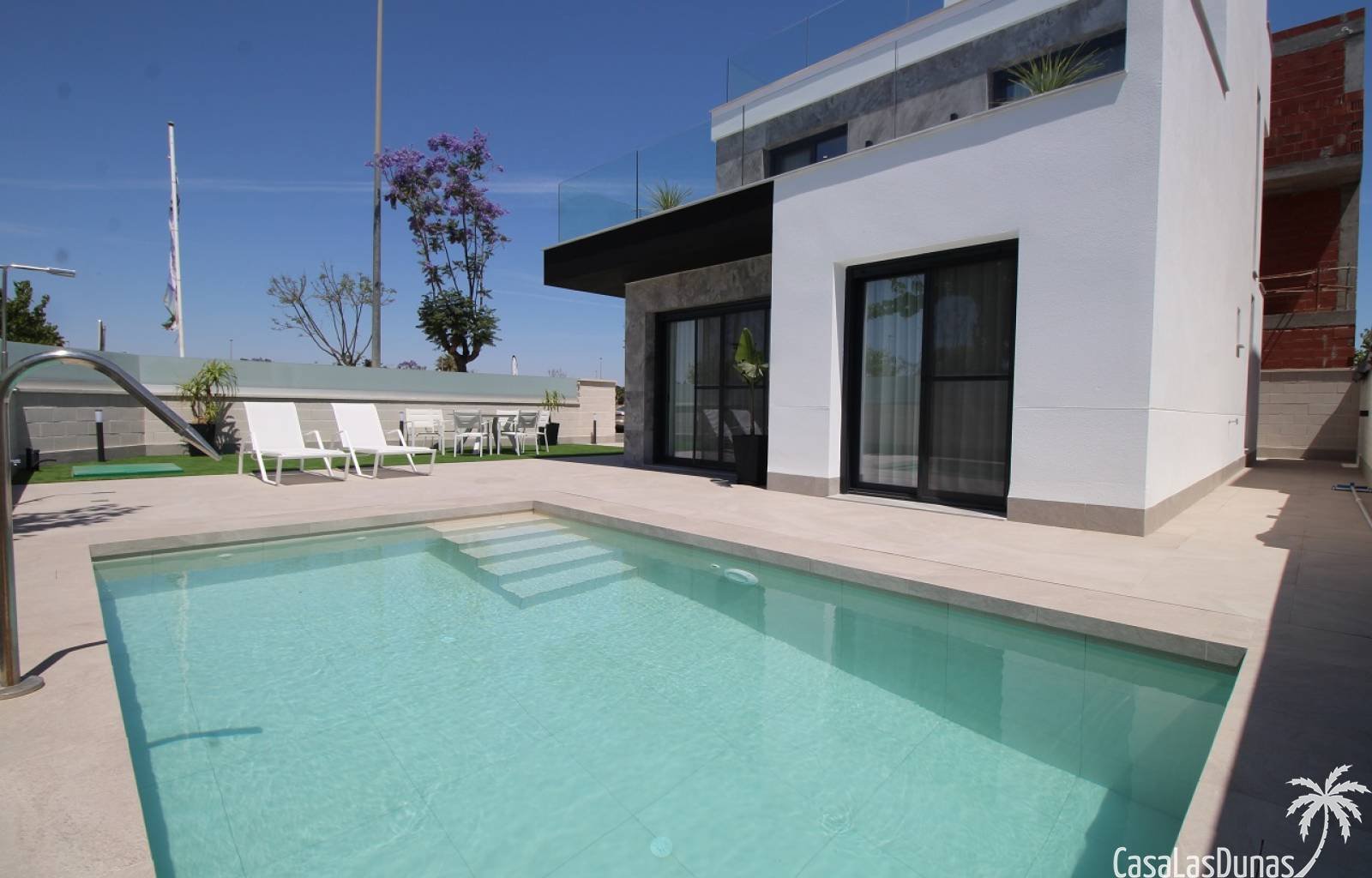 Diese Villen mit 3 Schlafzimmern, Solarium und Tiefgarage sowie privatem Swimmingpool befinden sich im geschäftigen Zentrum von Pilar de la Horadada