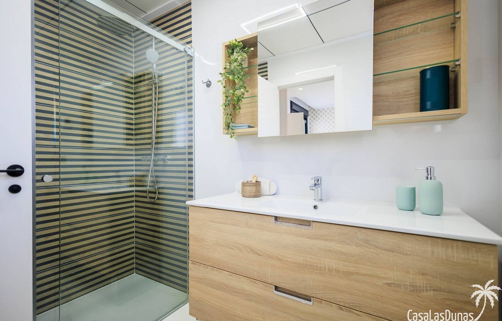 Diese neun Doppelhaushälften mit drei Schlafzimmern und drei Bädern verfügen alle über einen privaten Parkplatz auf ihrem eigenen Privatgrundstück, e