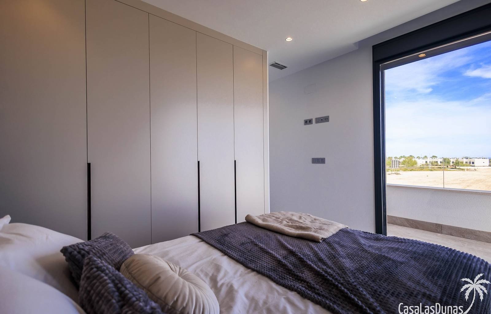 Diese neun Doppelhaushälften mit drei Schlafzimmern und drei Bädern verfügen alle über einen privaten Parkplatz auf ihrem eigenen Privatgrundstück, e