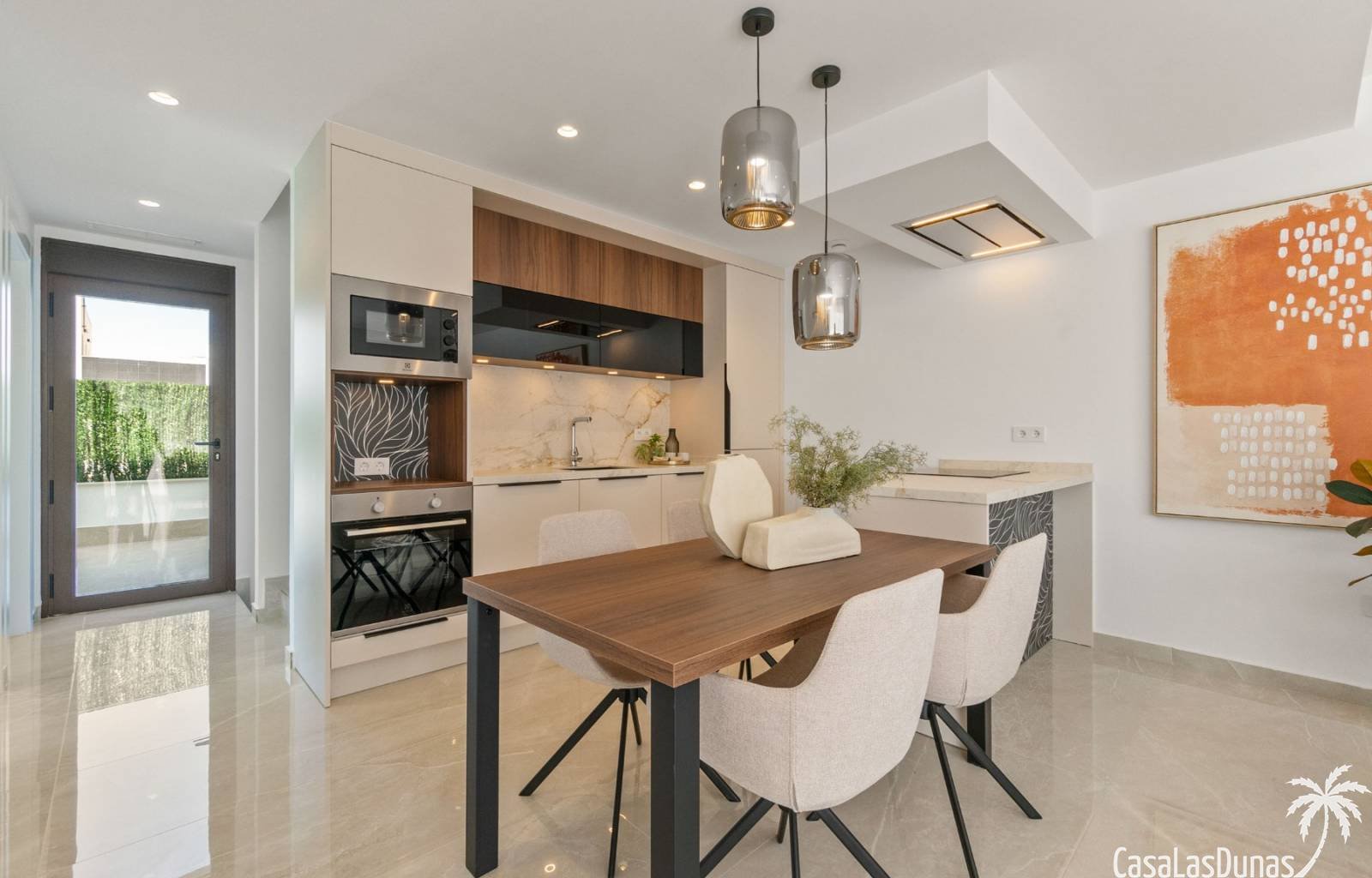 Nur 10 Kilometer vom Mittelmeer und weniger als einen Kilometer vom Dorfzentrum entfernt werden derzeit diese wunderschönen modernen Doppelhaushälfte