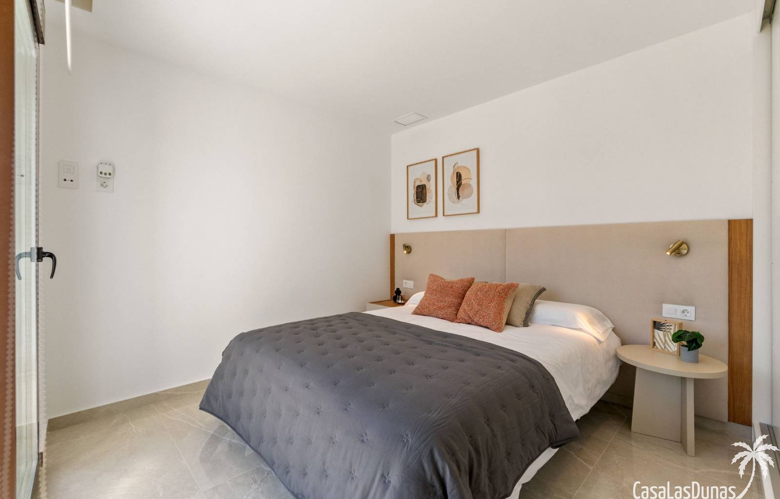 Nur 10 Kilometer vom Mittelmeer und weniger als einen Kilometer vom Dorfzentrum entfernt werden derzeit diese wunderschönen modernen Doppelhaushälfte