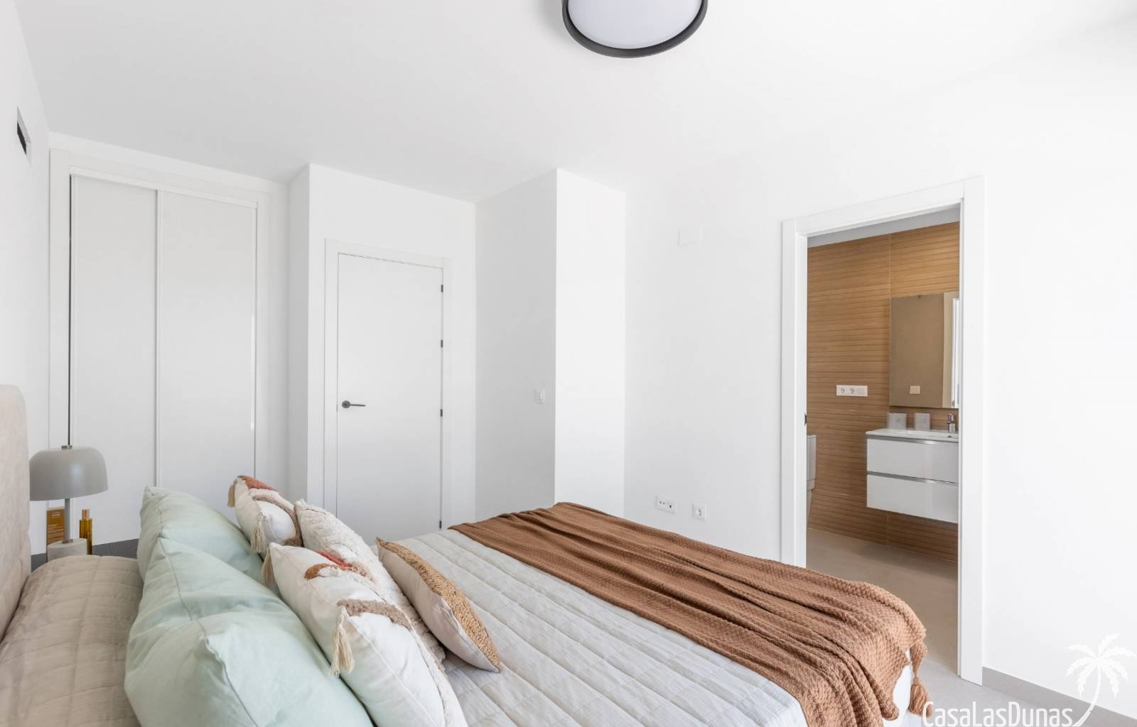 Im Dorf Rafal, am Fuße der Callosa del Segura-Bergkette, befindet sich diese neue Anlage mit geräumigen Doppelhaushälften. Sie verfügen über eine übe