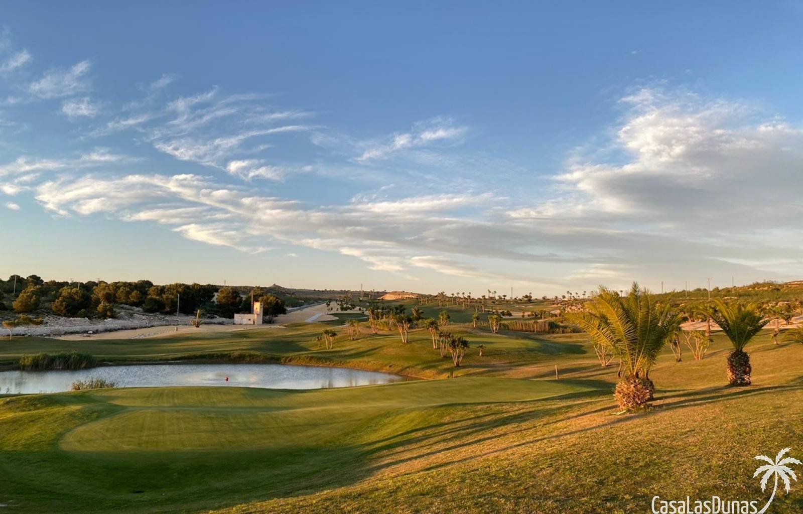 Diese elegante, moderne einstöckige Villa strahlt Ruhe und Luxus aus. Das Haus verfügt über einen geräumigen, offenen Wohn- und Essbereich mit großen