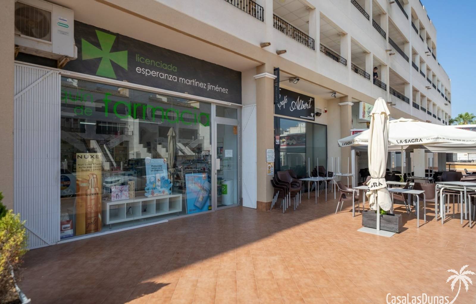 Diese elegante, freistehende Villa vereint moderne Architektur, Komfort und Funktionalität. Das sorgfältig gestaltete zweistöckige Haus bietet einen