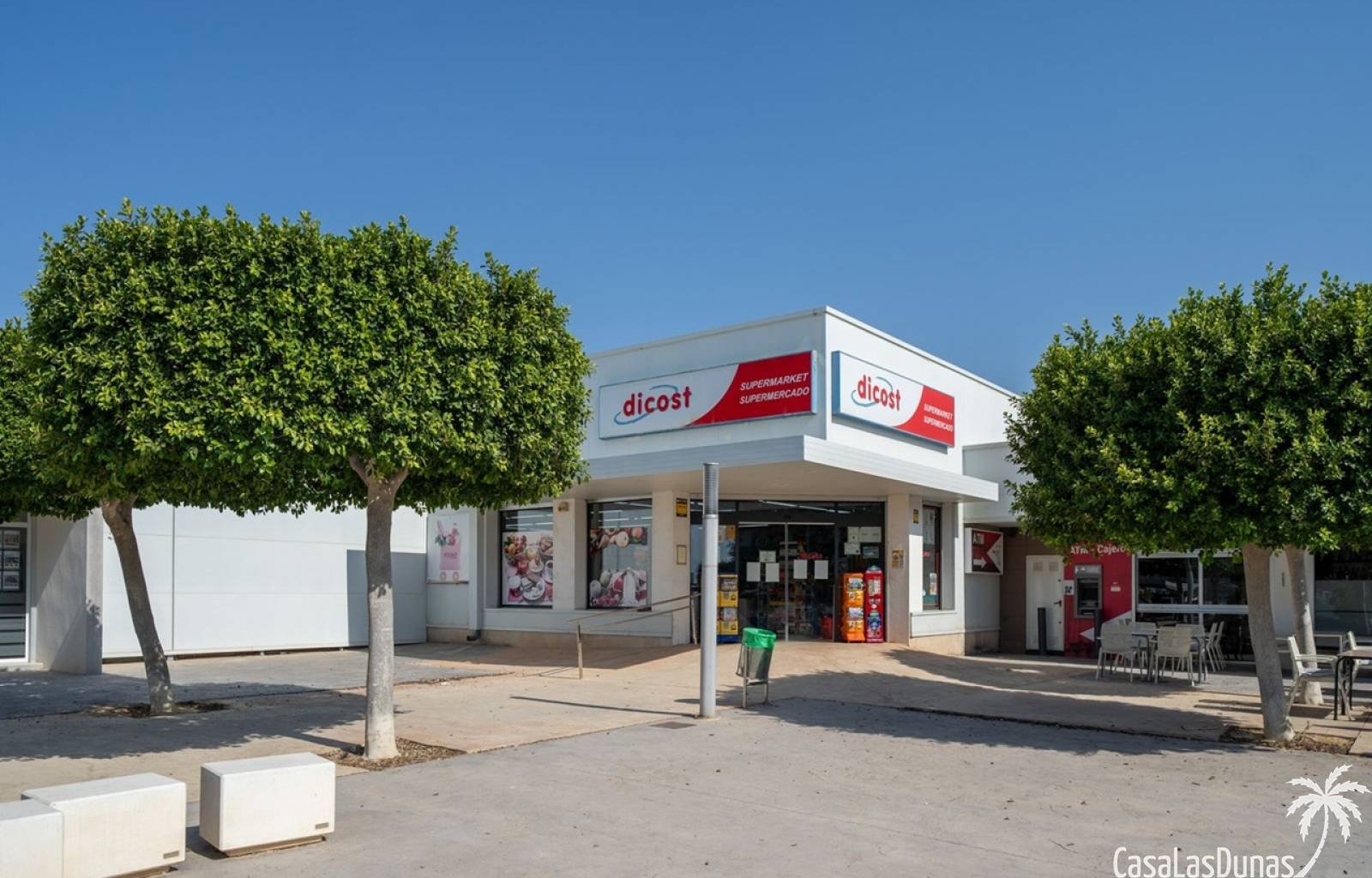 Diese elegante, freistehende Villa vereint moderne Architektur, Komfort und Funktionalität. Das sorgfältig gestaltete zweistöckige Haus bietet einen