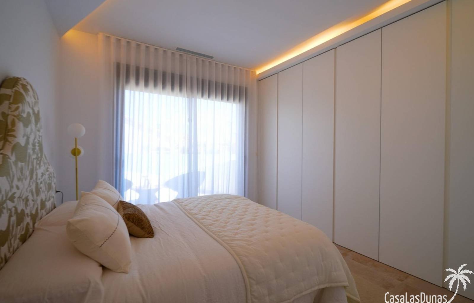 Deze exclusieve villas beschikken over 3 slaapkamers en 3 badkamers, én buitenzwembad, een carport en een fraai aangelegde tuin. Gelegen in het zonni