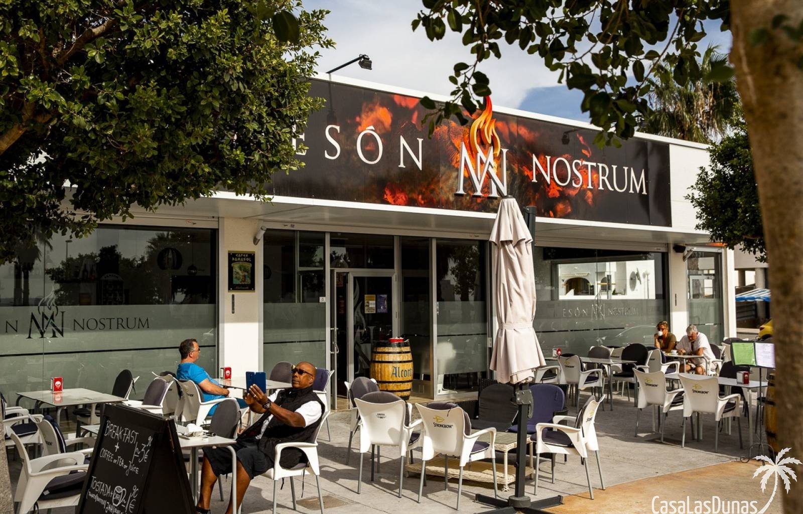  Diese elegante, freistehende Villa vereint moderne Architektur, Komfort und Funktionalität. Das sorgfältig gestaltete zweistöckige Haus bietet einen 