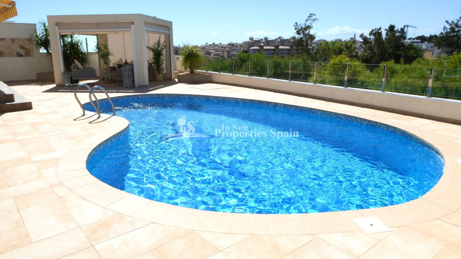 
												Diese außergewöhnliche, 165 m² große freistehende Villa mit 4 Schlafzimmern und 3 Badezimmern wurde komplett renoviert und bietet einen B