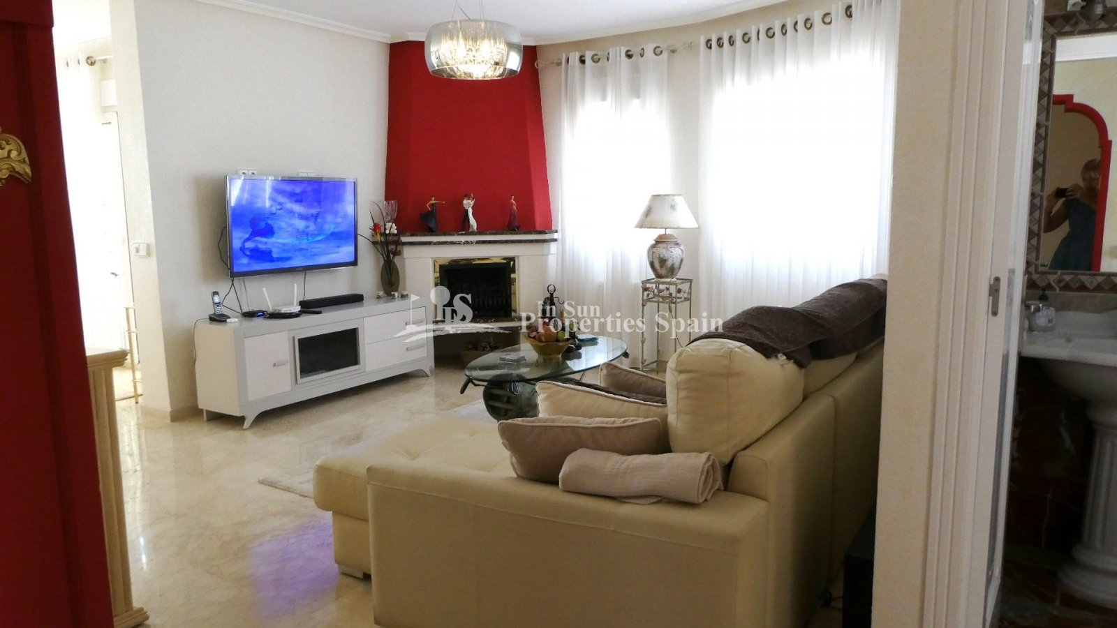 
												Diese außergewöhnliche, 165 m² große freistehende Villa mit 4 Schlafzimmern und 3 Badezimmern wurde komplett renoviert und bietet einen B