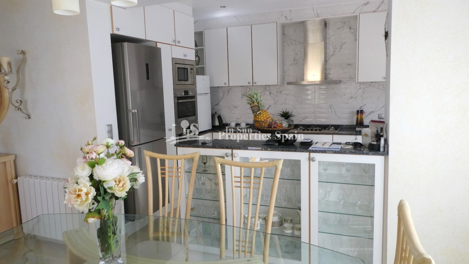 
												Diese außergewöhnliche, 165 m² große freistehende Villa mit 4 Schlafzimmern und 3 Badezimmern wurde komplett renoviert und bietet einen B