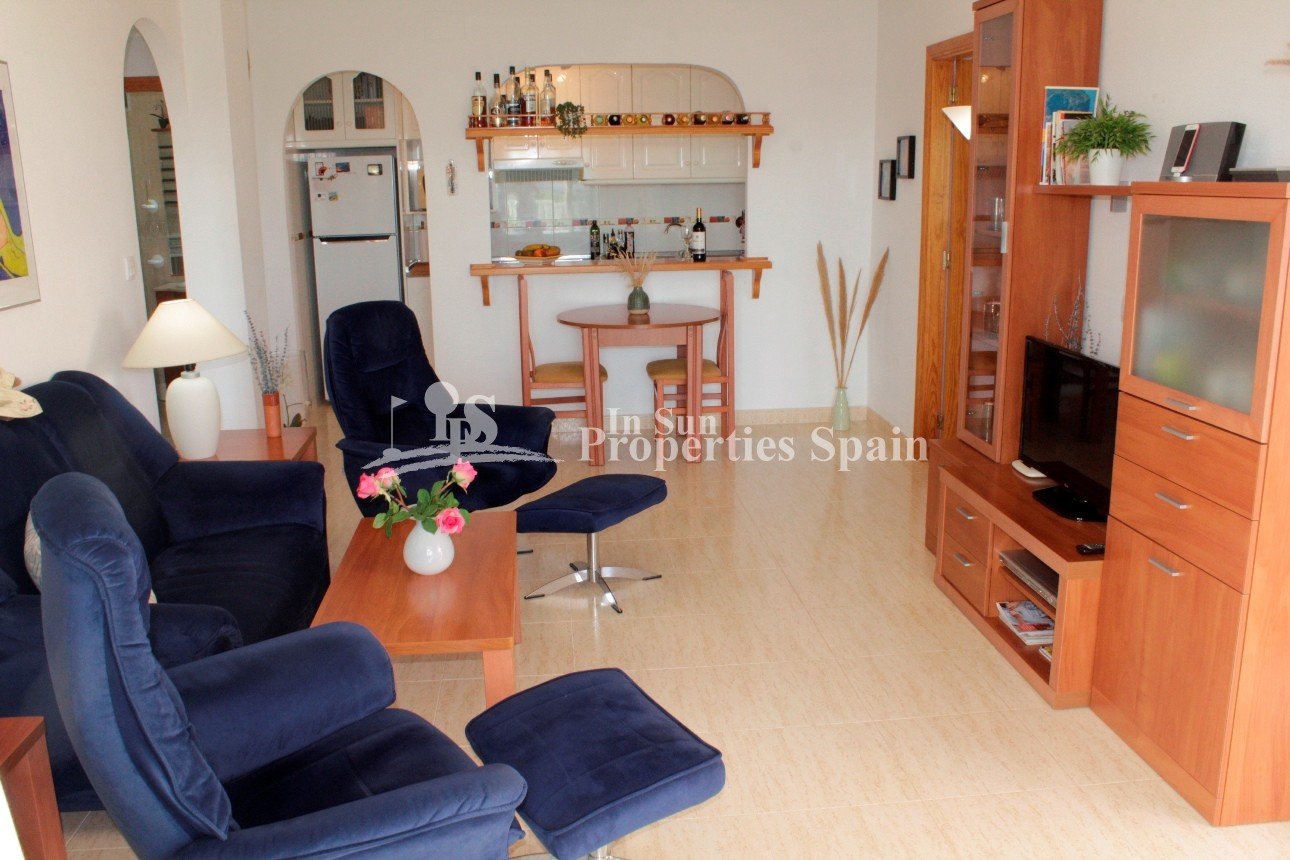 Diese wunderschön präsentierte, komplett möblierte Dachgeschosswohnung in Südostlage befindet sich in perfekter Lage in der begehrten Urb