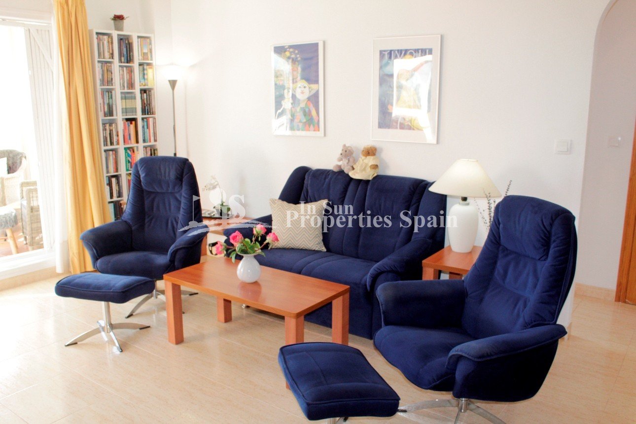 Diese wunderschön präsentierte, komplett möblierte Dachgeschosswohnung in Südostlage befindet sich in perfekter Lage in der begehrten Urb