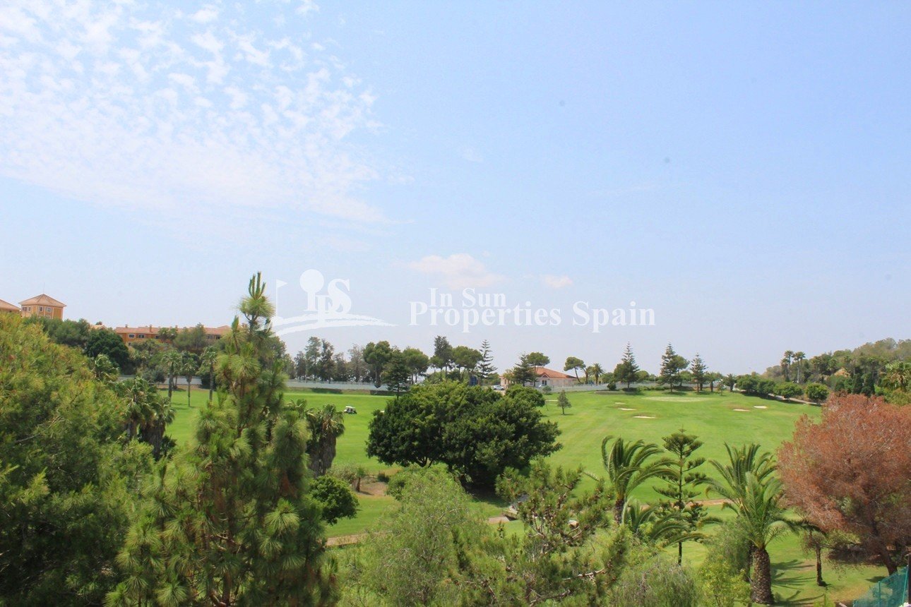 
												Wunderschöne Villa mit Blick auf den Golfplatz Campo de Campoamor, in einer schönen ruhigen Straße gelegen, ist diese außergewöhnliche fr