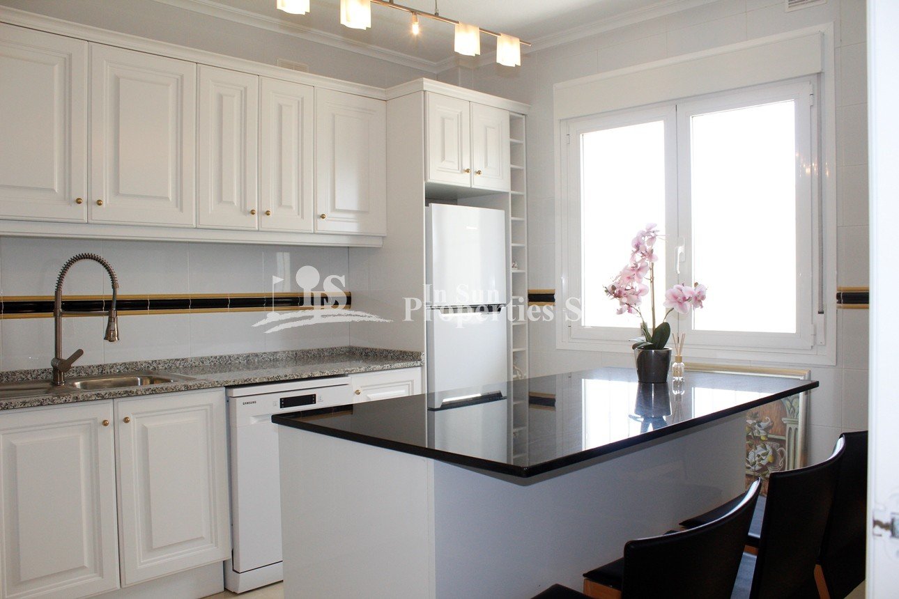 
												Wunderschöne Villa mit Blick auf den Golfplatz Campo de Campoamor, in einer schönen ruhigen Straße gelegen, ist diese außergewöhnliche fr