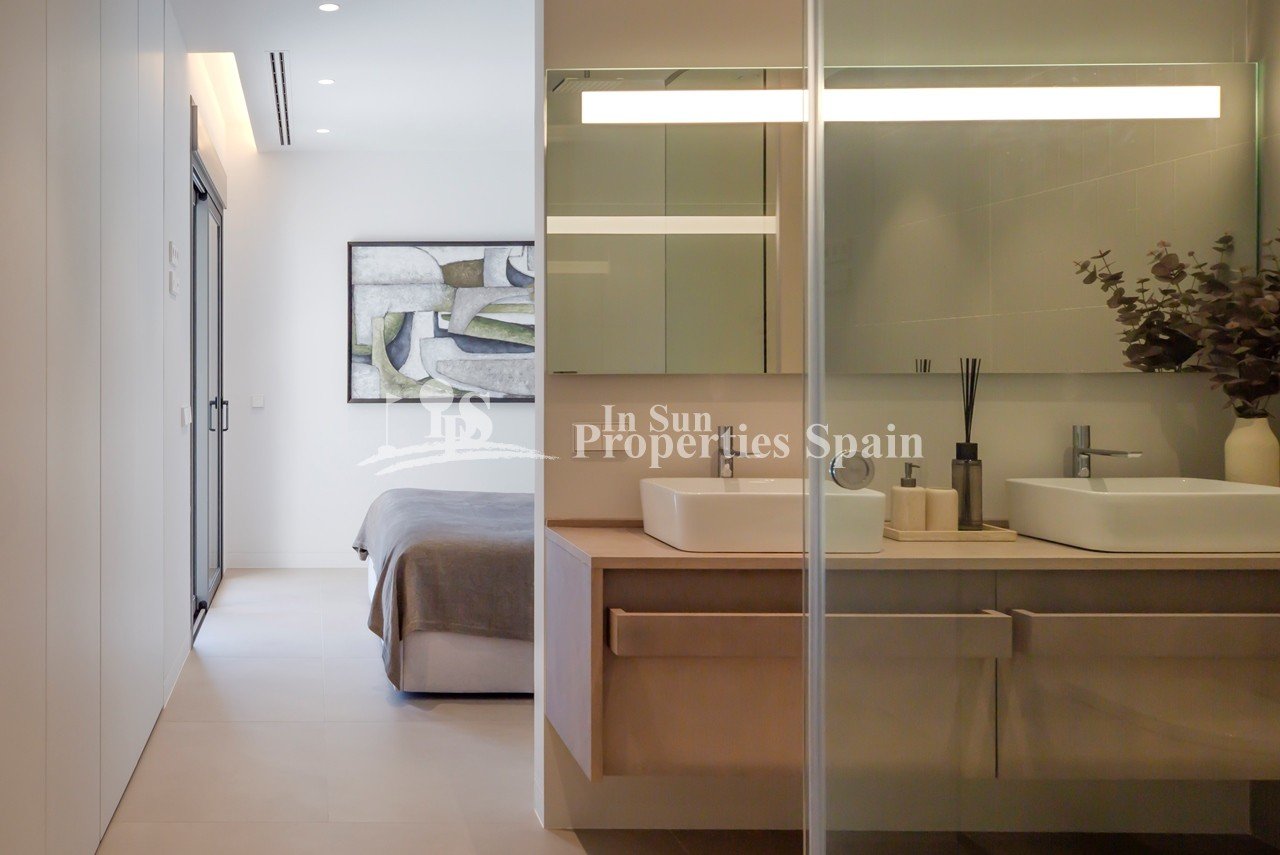 Die außergewöhnliche, 150 m² große, komplett möblierte Luxusvilla „Key Ready” befindet sich auf einem großzügigen 699 m² großen Grundstüc