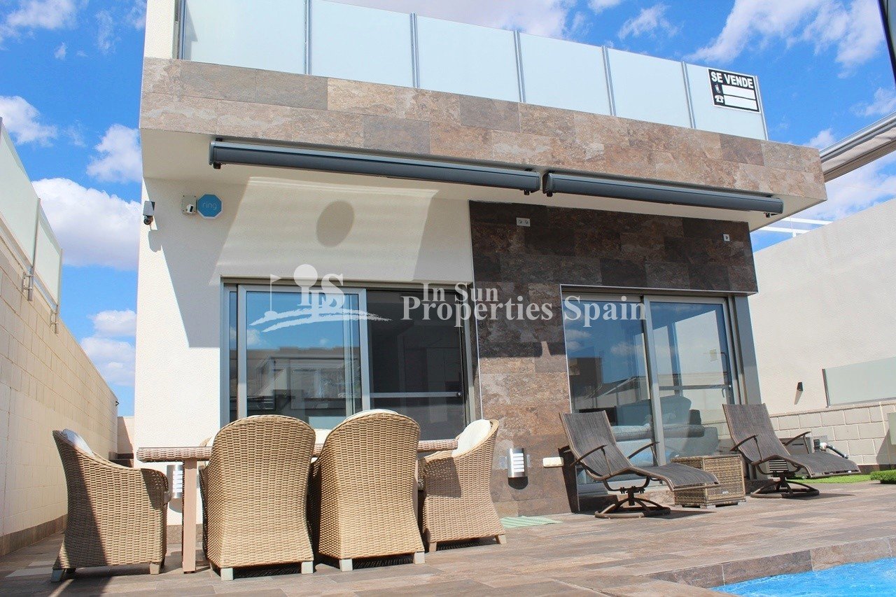 
												Schönes freistehendes Haus mit Südlage Villa mit 4 Schlafzimmern und 3 en-suite Bädern zu verkaufen. Diese voll ausgestattete Immobilie v