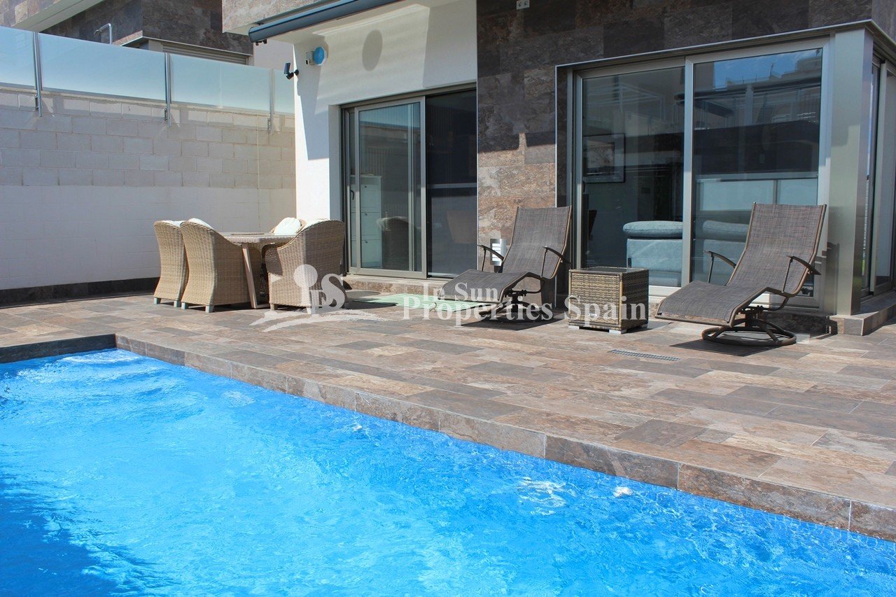 
												Schönes freistehendes Haus mit Südlage Villa mit 4 Schlafzimmern und 3 en-suite Bädern zu verkaufen. Diese voll ausgestattete Immobilie v