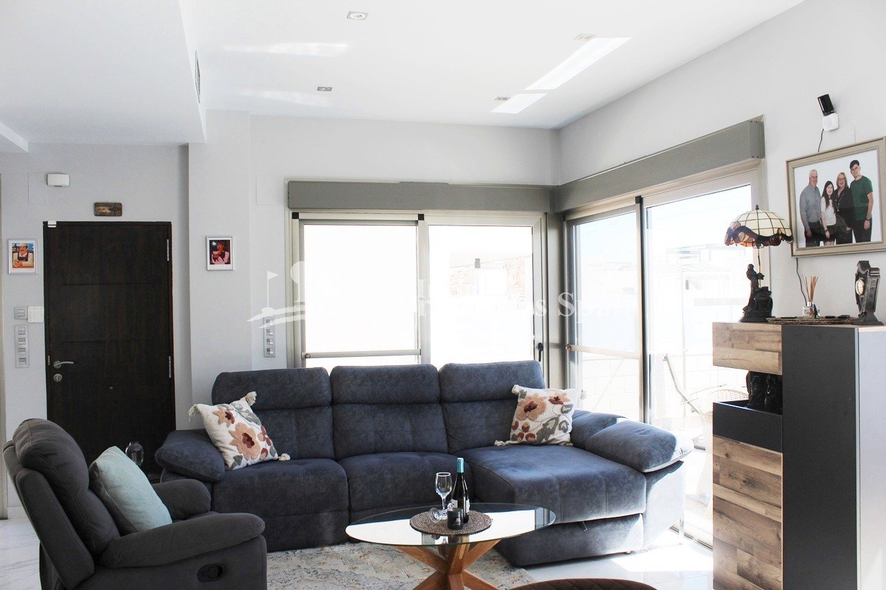 
												Schönes freistehendes Haus mit Südlage Villa mit 4 Schlafzimmern und 3 en-suite Bädern zu verkaufen. Diese voll ausgestattete Immobilie v