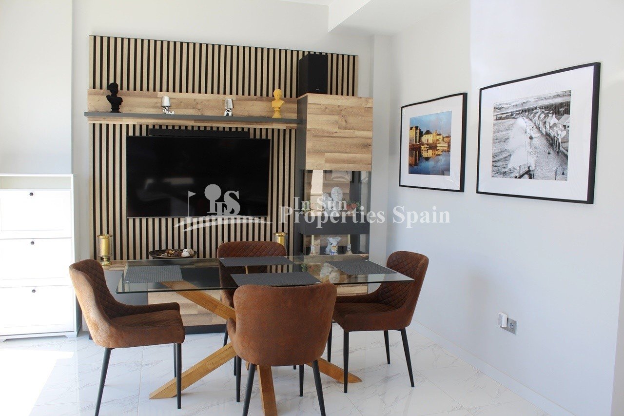 
												Schönes freistehendes Haus mit Südlage Villa mit 4 Schlafzimmern und 3 en-suite Bädern zu verkaufen. Diese voll ausgestattete Immobilie v