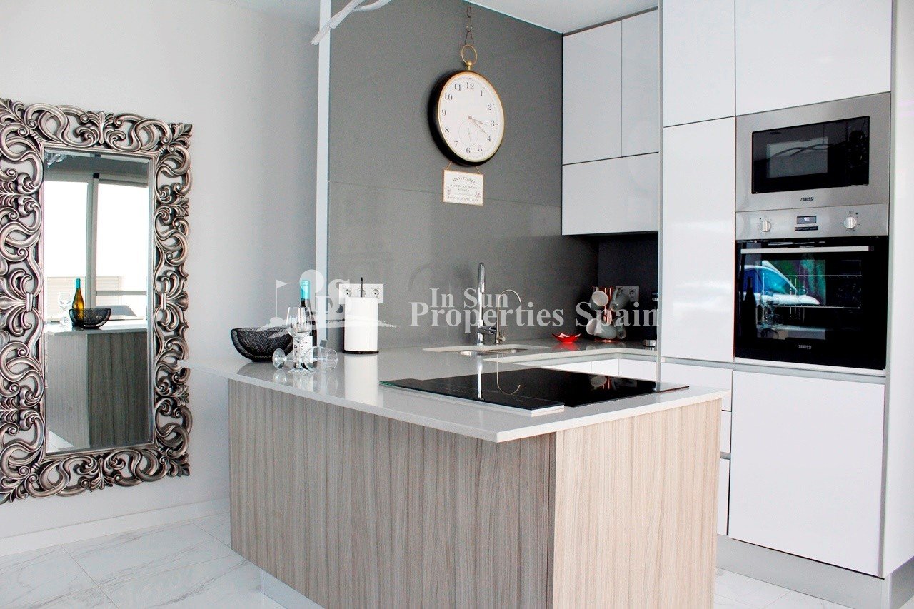 
												Schönes freistehendes Haus mit Südlage Villa mit 4 Schlafzimmern und 3 en-suite Bädern zu verkaufen. Diese voll ausgestattete Immobilie v