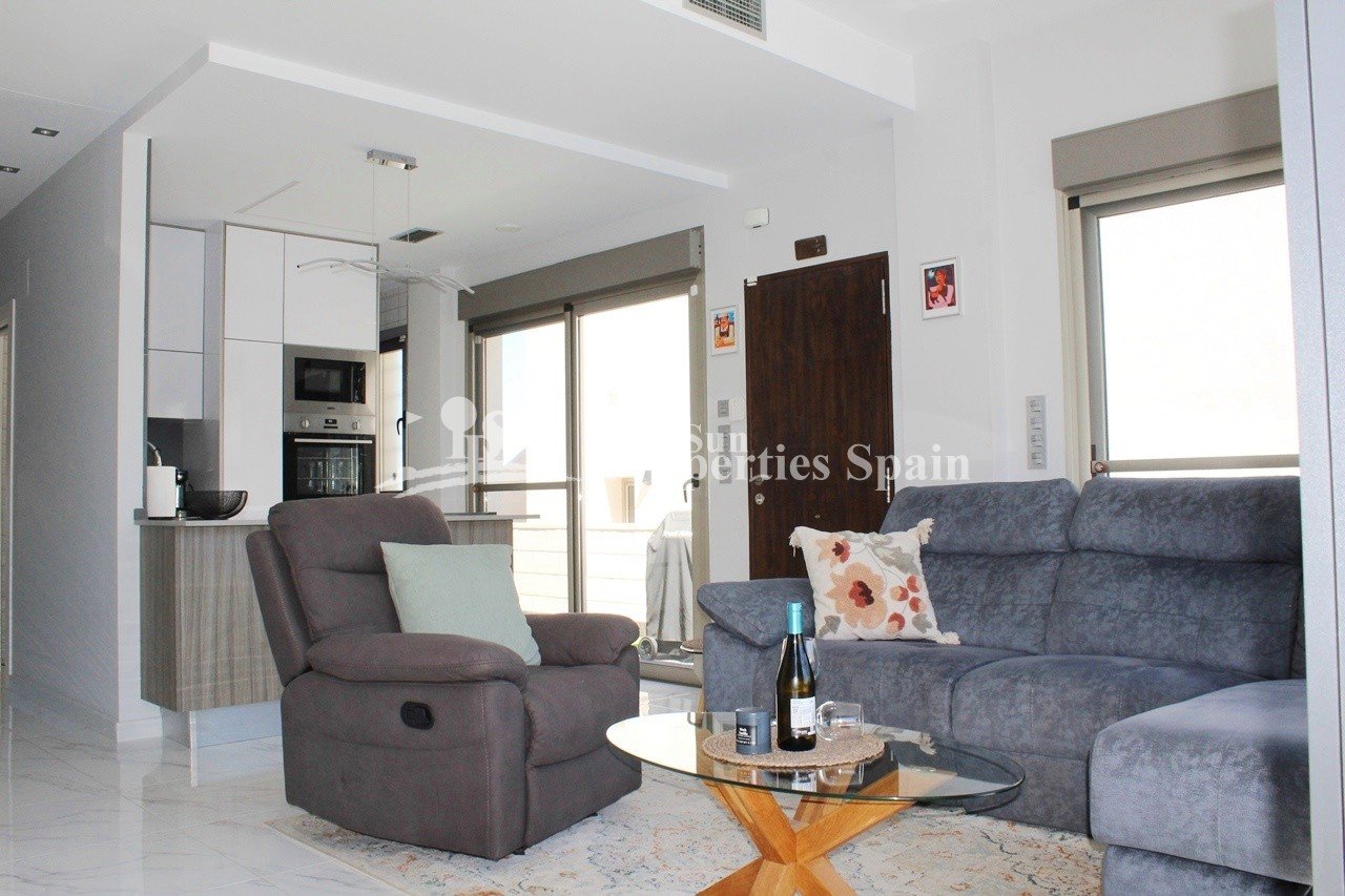 
												Schönes freistehendes Haus mit Südlage Villa mit 4 Schlafzimmern und 3 en-suite Bädern zu verkaufen. Diese voll ausgestattete Immobilie v