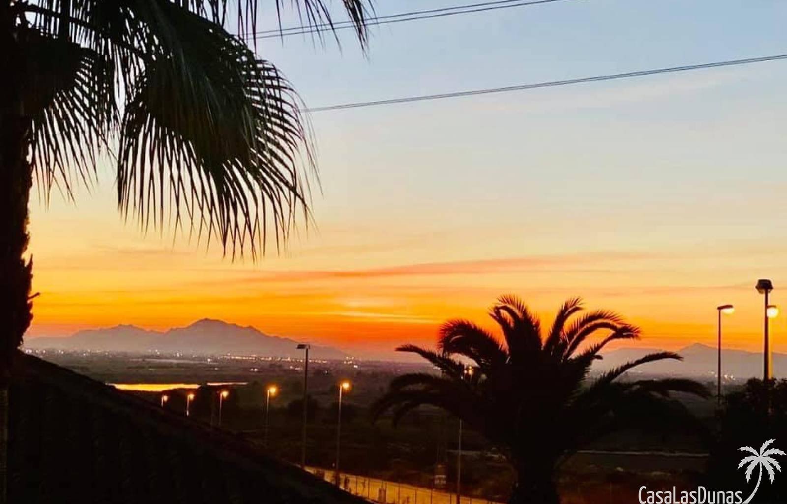 Casa Starrenburg ist eine wunderschöne Ferienvilla am Rande der Urbanisation La Marina. Diese luxuriöse freistehende Villa bietet eine moderne und ge