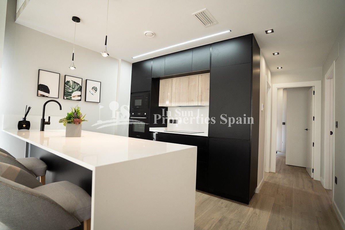 Neubausiedlung in Pilar de la Horadada - alle Annehmlichkeiten zu Fuß erreichbar!
Diese 75m2 Top-Wohnung besteht aus 2 Schlafzimmern, 2