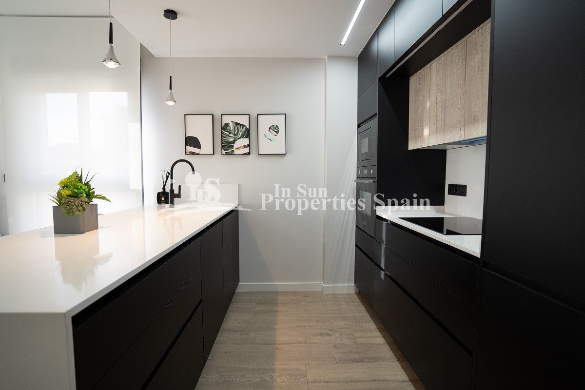 Neubausiedlung in Pilar de la Horadada - alle Annehmlichkeiten zu Fuß erreichbar!
Diese 75m2 Top-Wohnung besteht aus 2 Schlafzimmern, 2