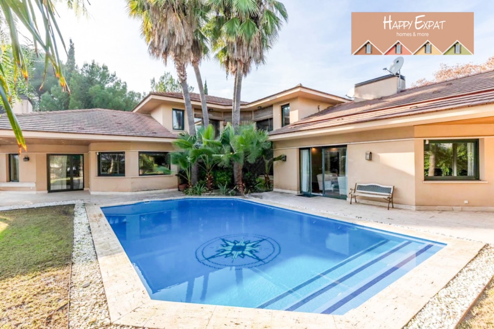 Exquisite modern-klassische Residenz mit Touristenlizenz, Energieausweis B und besonderen Merkmalen, die von David Marshall entworfen wurden, alle mit