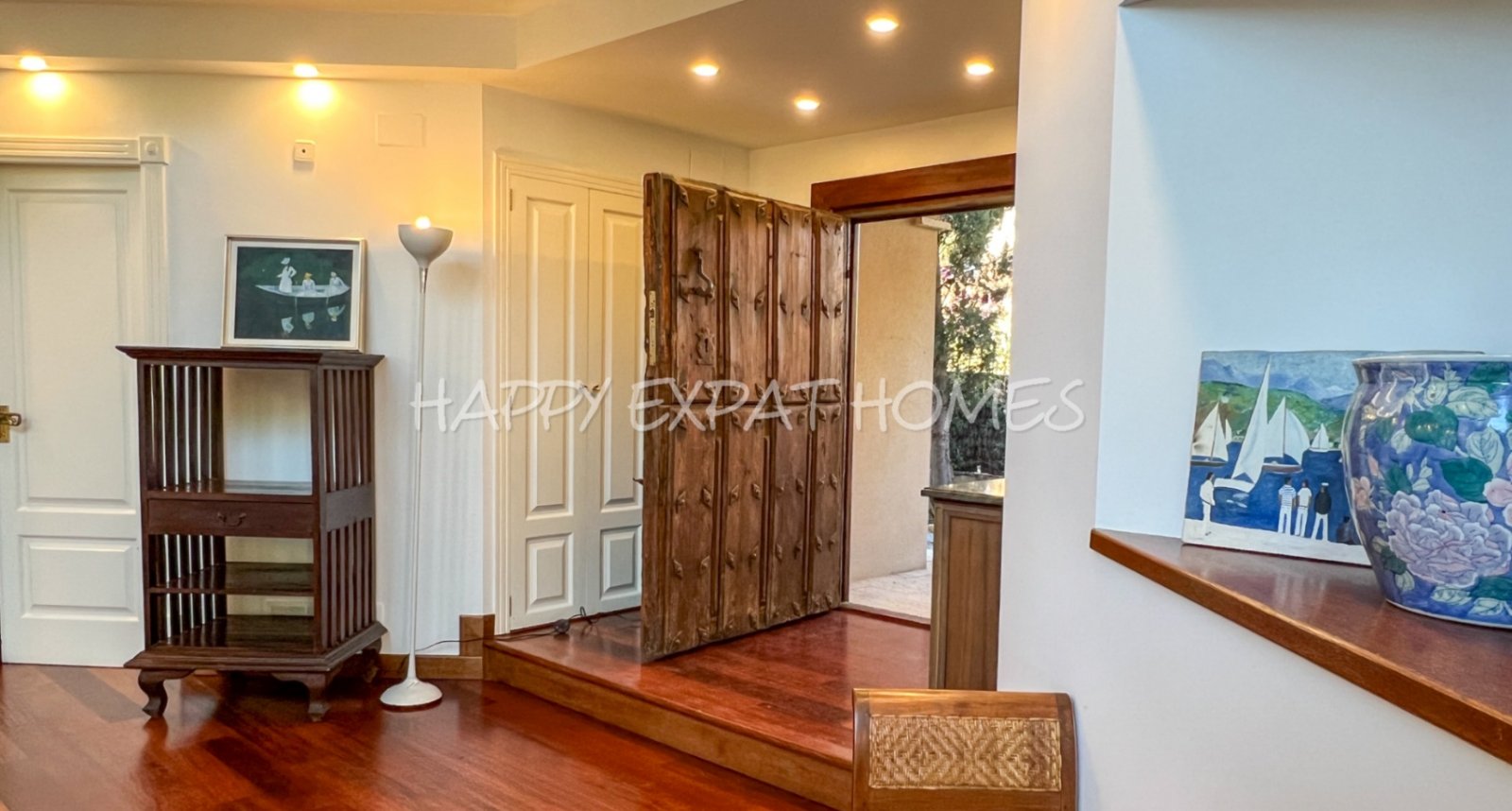 Exquisite modern-klassische Residenz mit Touristenlizenz, Energieausweis B und besonderen Merkmalen, die von David Marshall entworfen wurden, alle mit