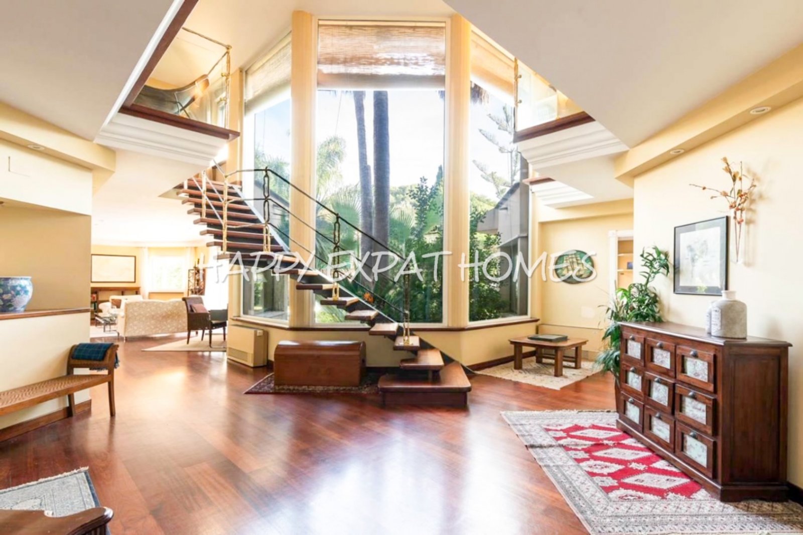 Exquisite modern-klassische Residenz mit Touristenlizenz, Energieausweis B und besonderen Merkmalen, die von David Marshall entworfen wurden, alle mit