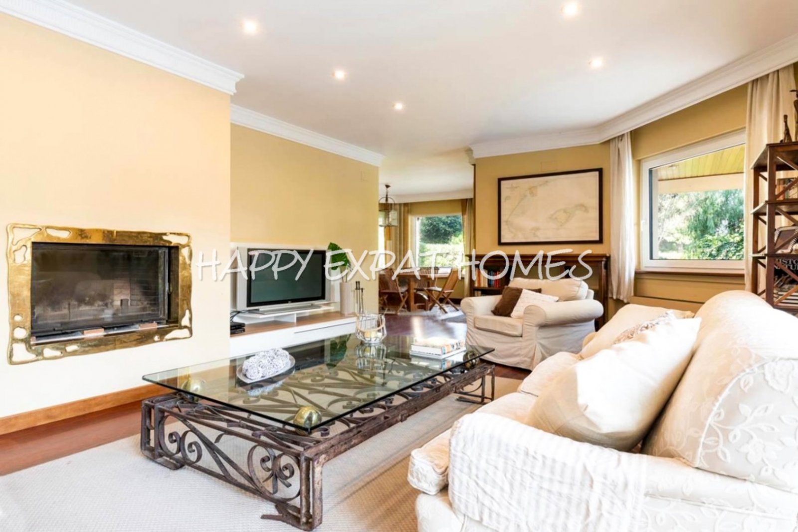 Exquisite modern-klassische Residenz mit Touristenlizenz, Energieausweis B und besonderen Merkmalen, die von David Marshall entworfen wurden, alle mit