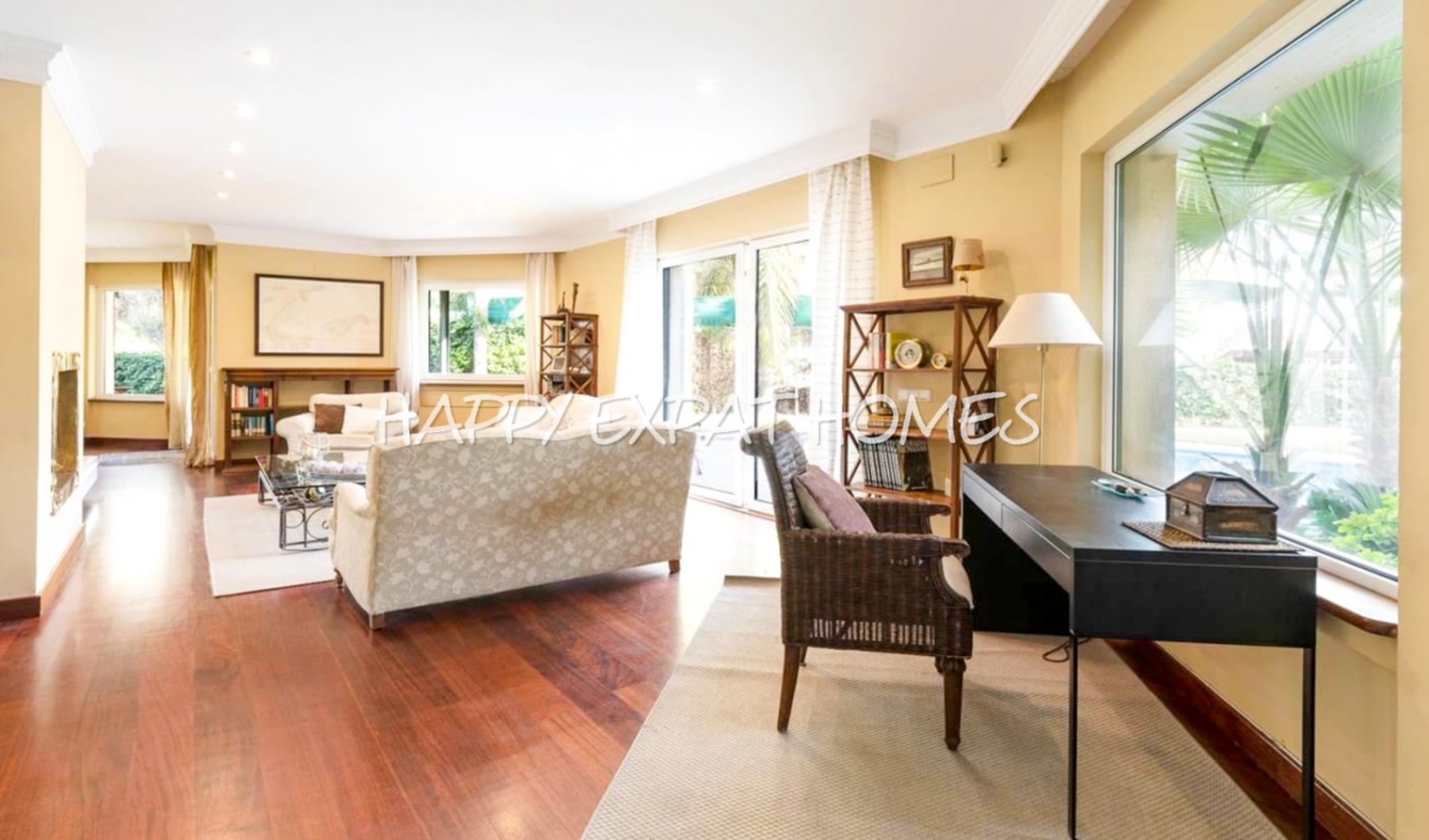 Exquisite modern-klassische Residenz mit Touristenlizenz, Energieausweis B und besonderen Merkmalen, die von David Marshall entworfen wurden, alle mit