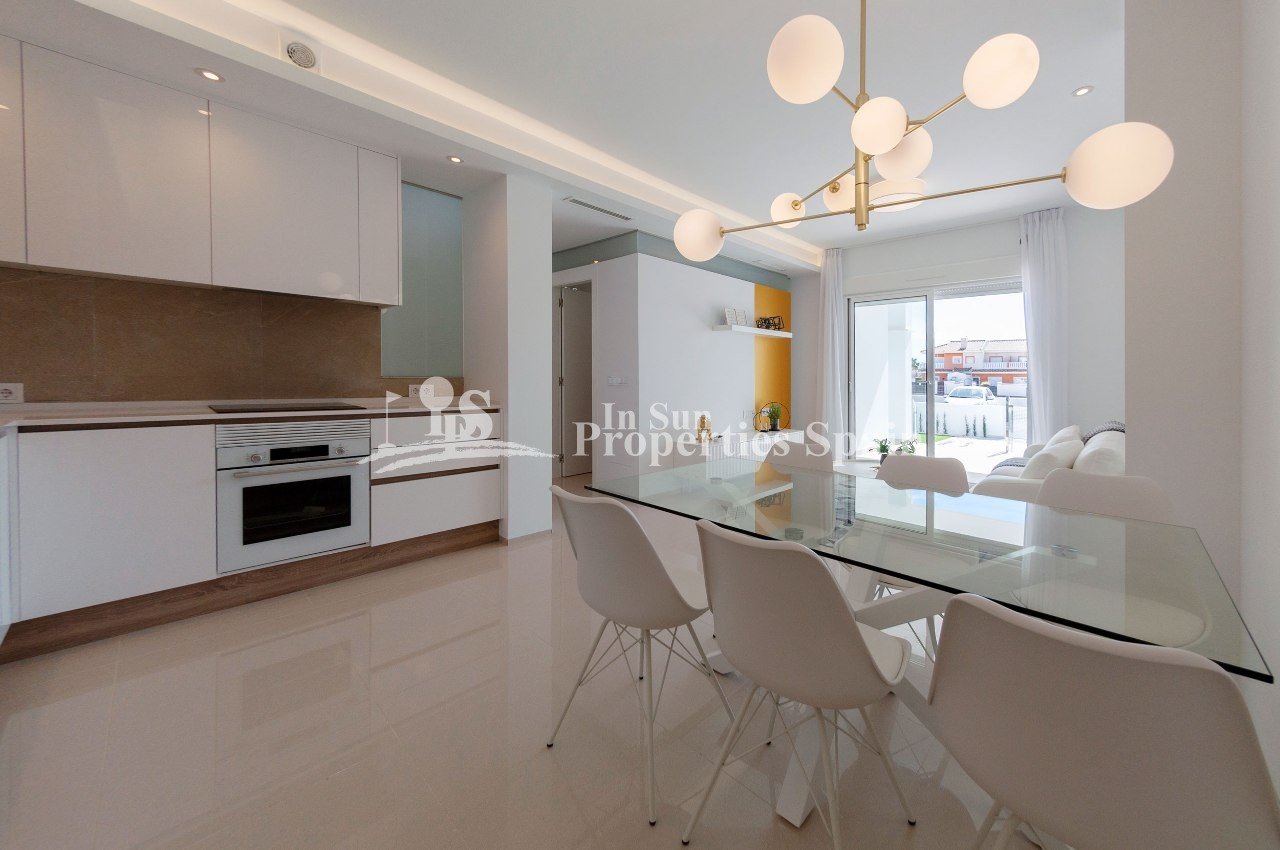 
												WUNDERVOLLES APARTMENT IN DOÑA PEPA, CIUDAD QUESADA - mit privatem Garten und Gemeinschaftspool.

Diese 95m2 Erdgeschoss-Wohnung besteht 